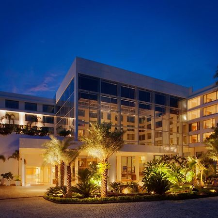 Radisson Blu Plaza Hotel Hyderabad Banjara Hills Exterior foto The hotel at night