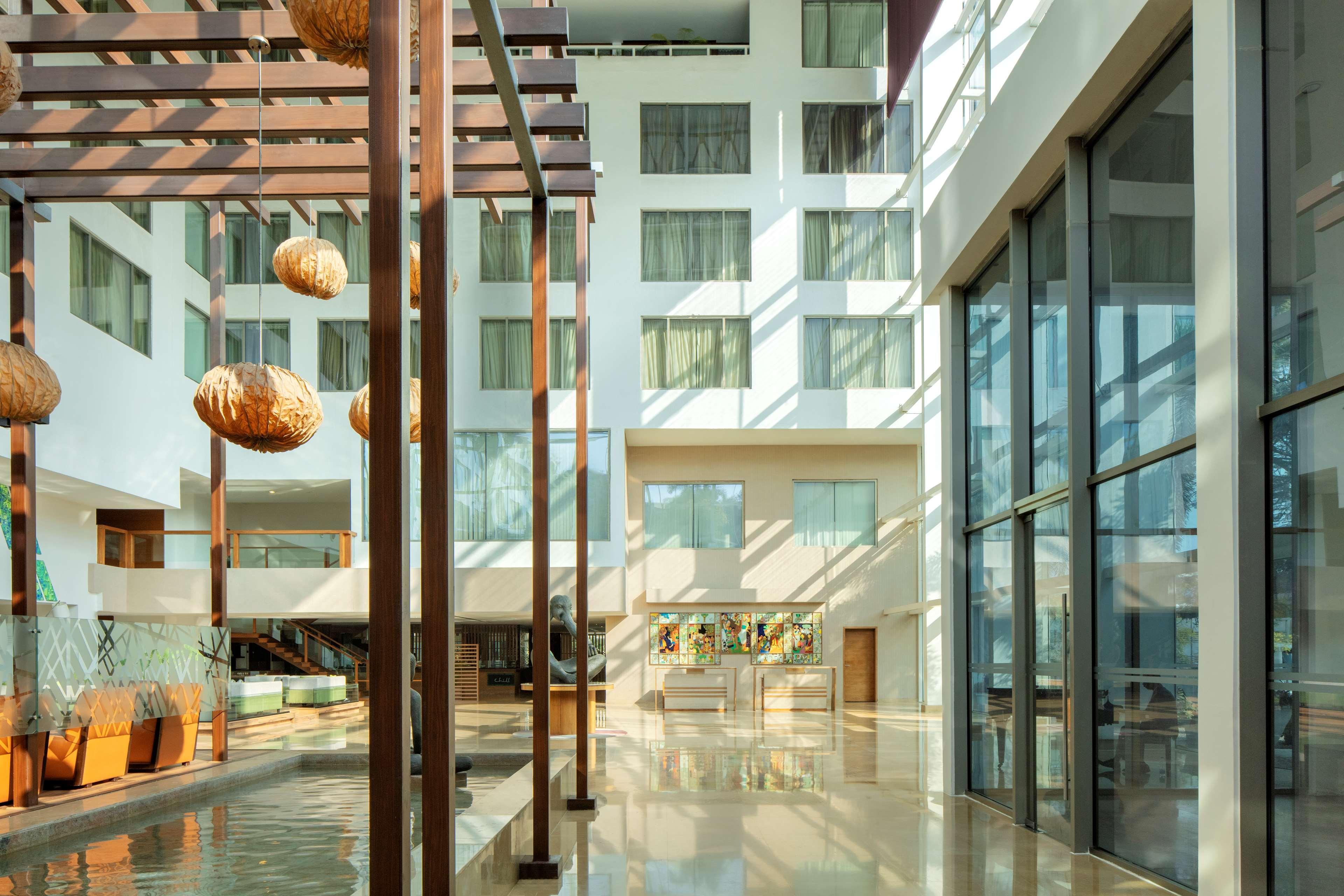 Radisson Blu Plaza Hotel Hyderabad Banjara Hills Exterior foto Interior of the hotel