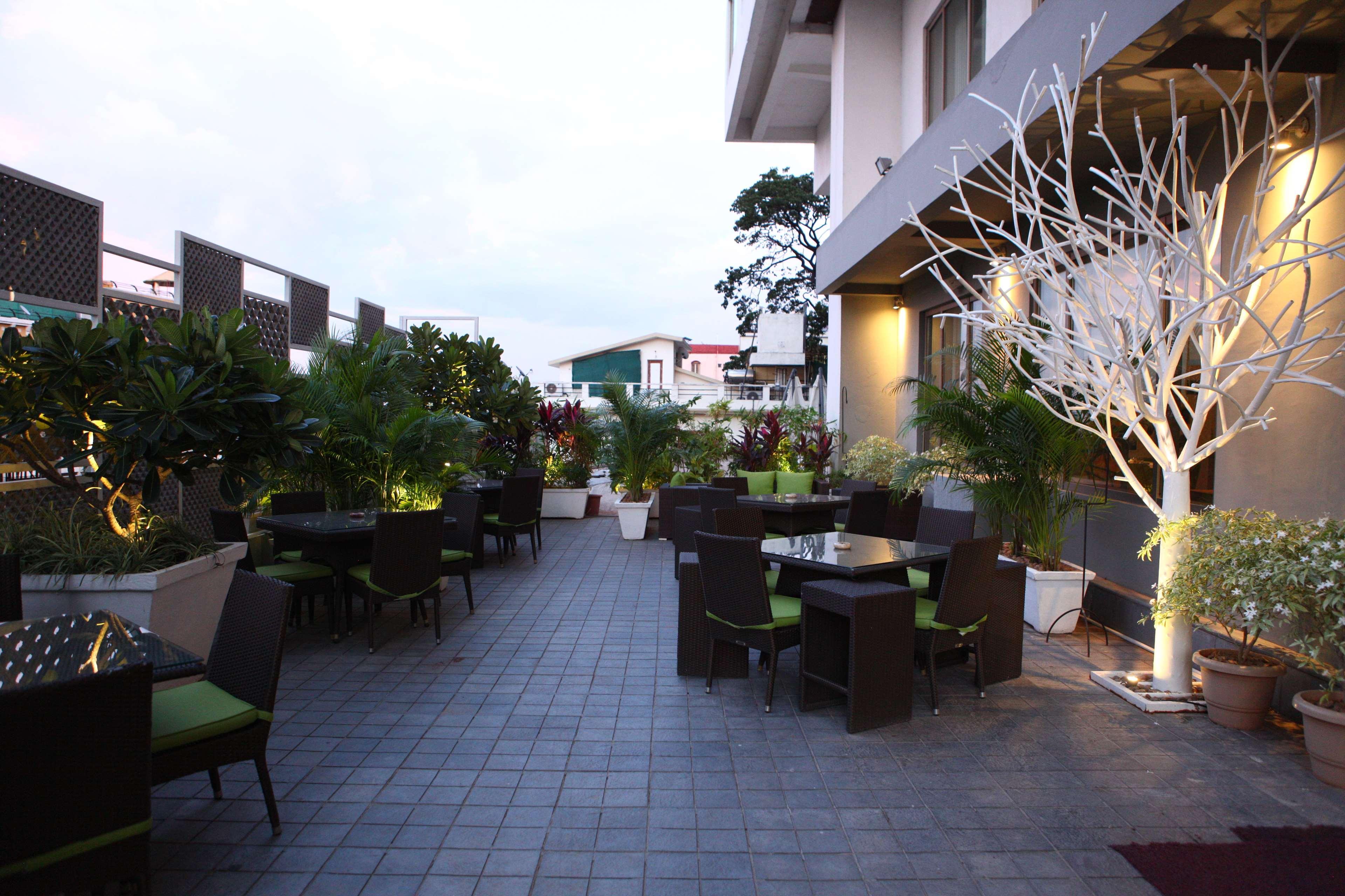 Radisson Blu Plaza Hotel Hyderabad Banjara Hills Exterior foto The Terrace at the Park