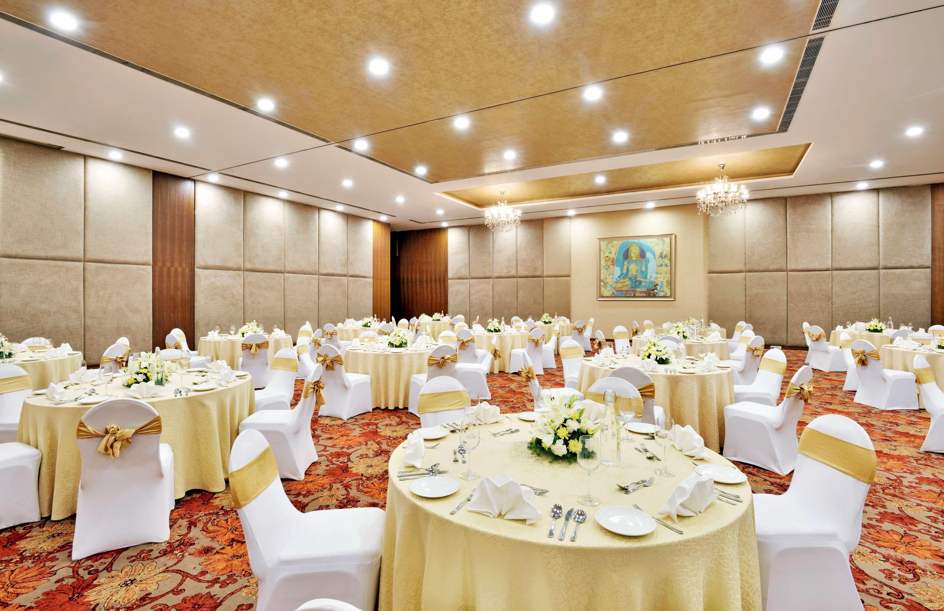 Radisson Blu Plaza Hotel Hyderabad Banjara Hills Exterior foto The Grand Ballroom