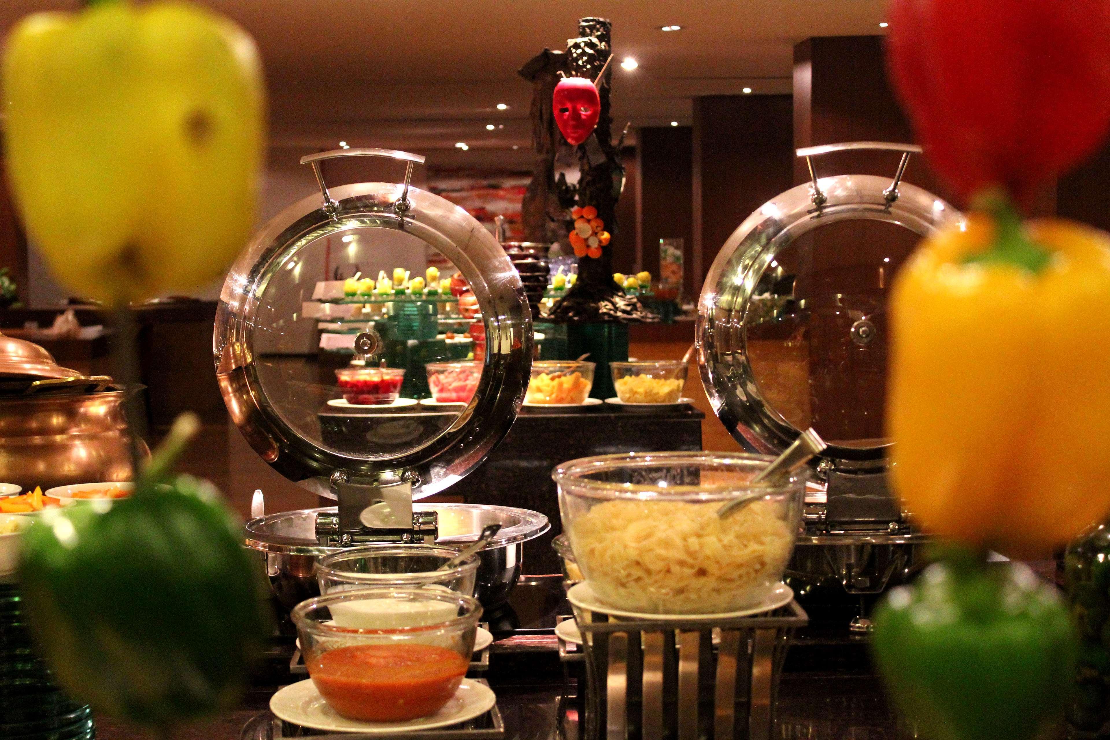 Radisson Blu Plaza Hotel Hyderabad Banjara Hills Exterior foto A buffet at a hotel