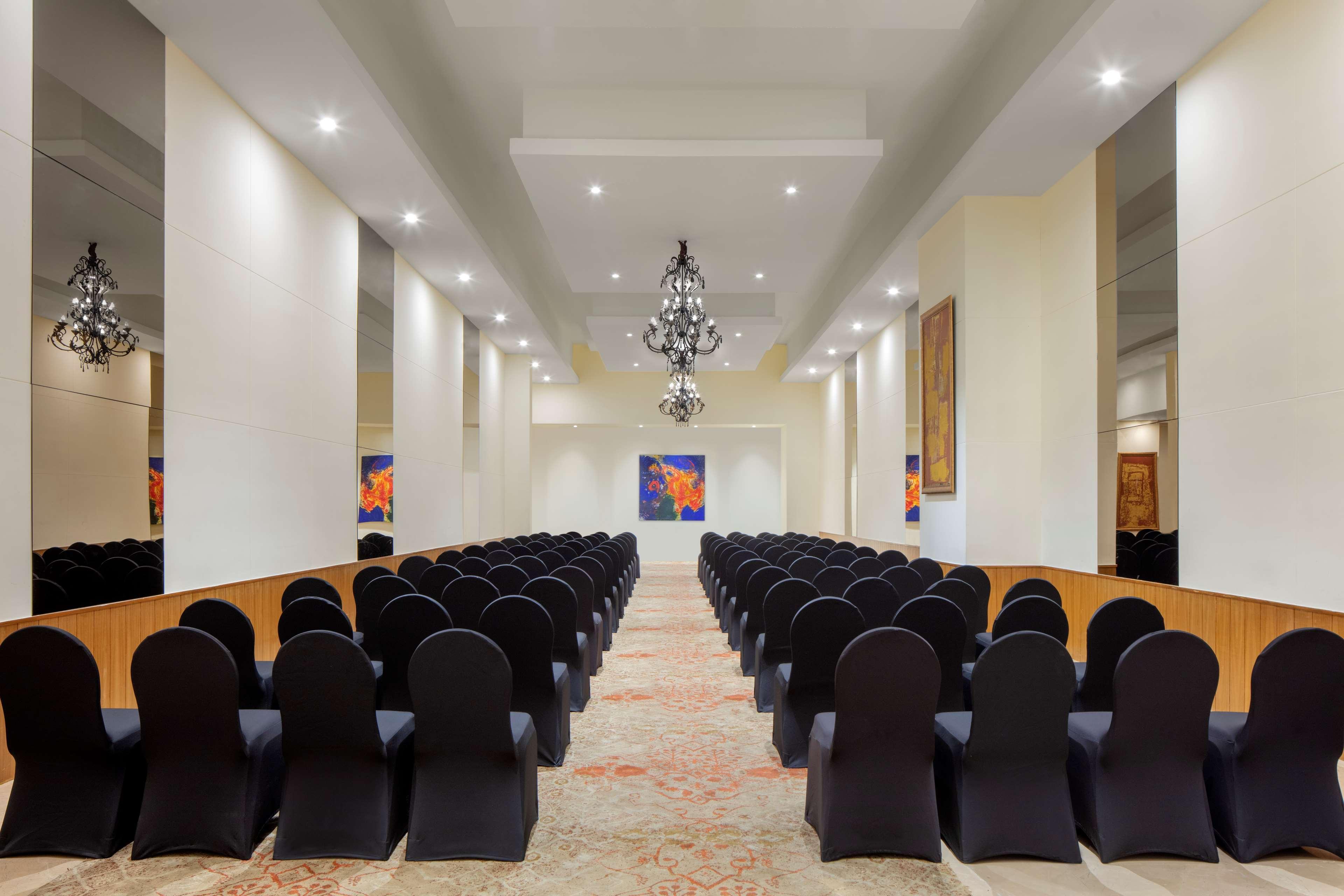 Radisson Blu Plaza Hotel Hyderabad Banjara Hills Exterior foto The ballroom