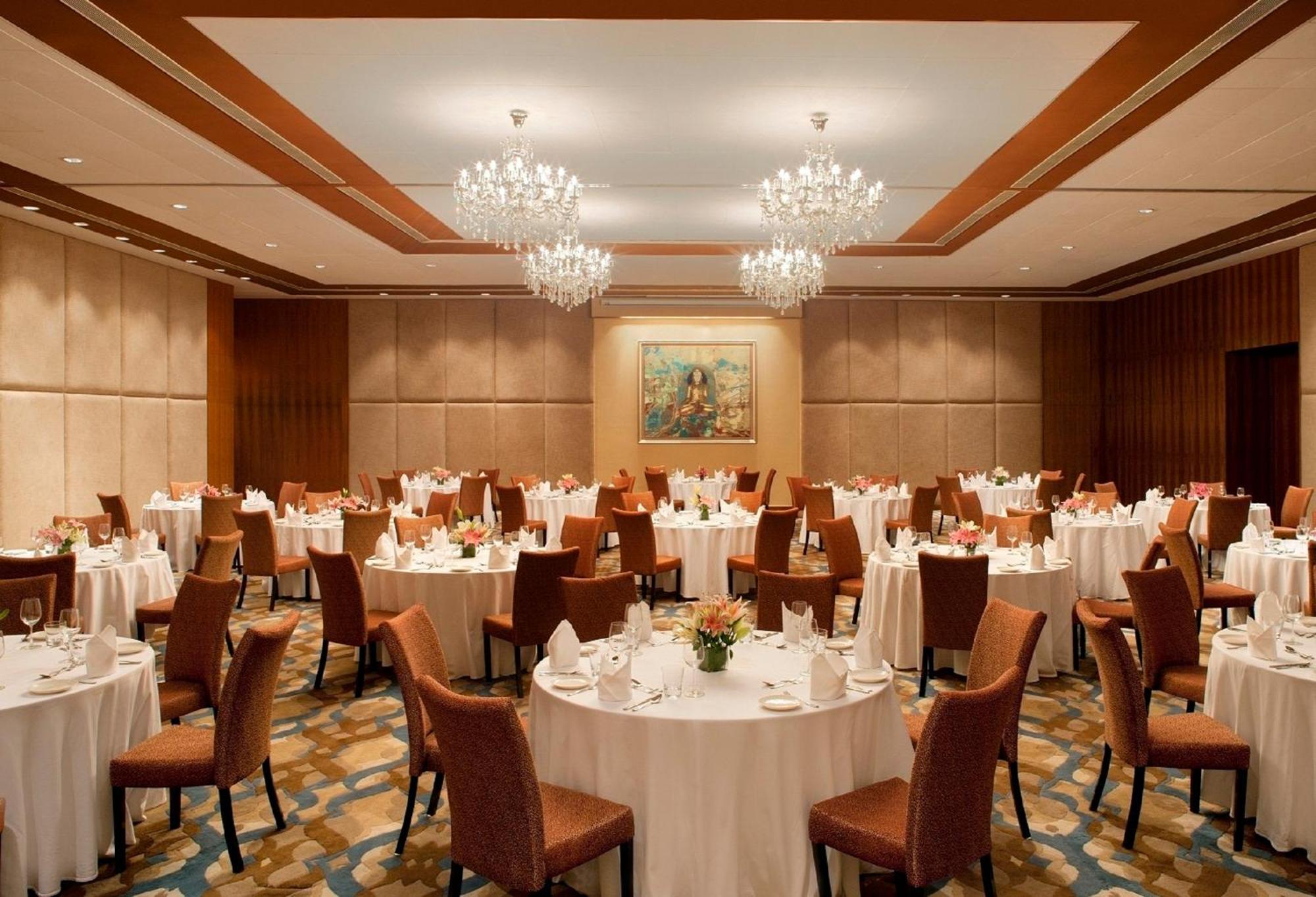 Radisson Blu Plaza Hotel Hyderabad Banjara Hills Restaurante foto The ballroom
