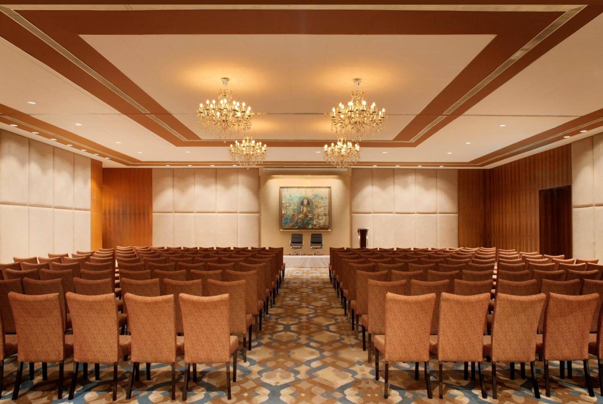 Radisson Blu Plaza Hotel Hyderabad Banjara Hills Negocio foto The ballroom at the hotel