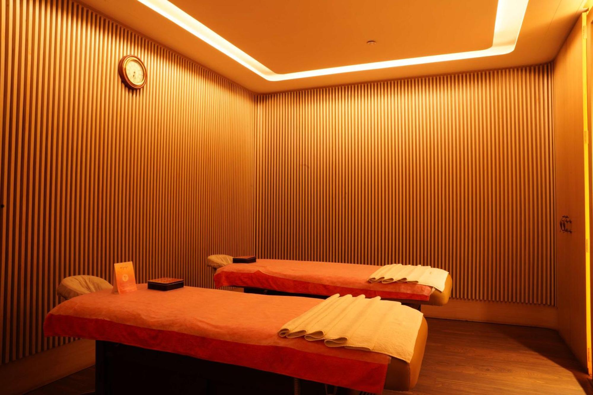 Radisson Blu Plaza Hotel Hyderabad Banjara Hills Exterior foto A massage room at a spa